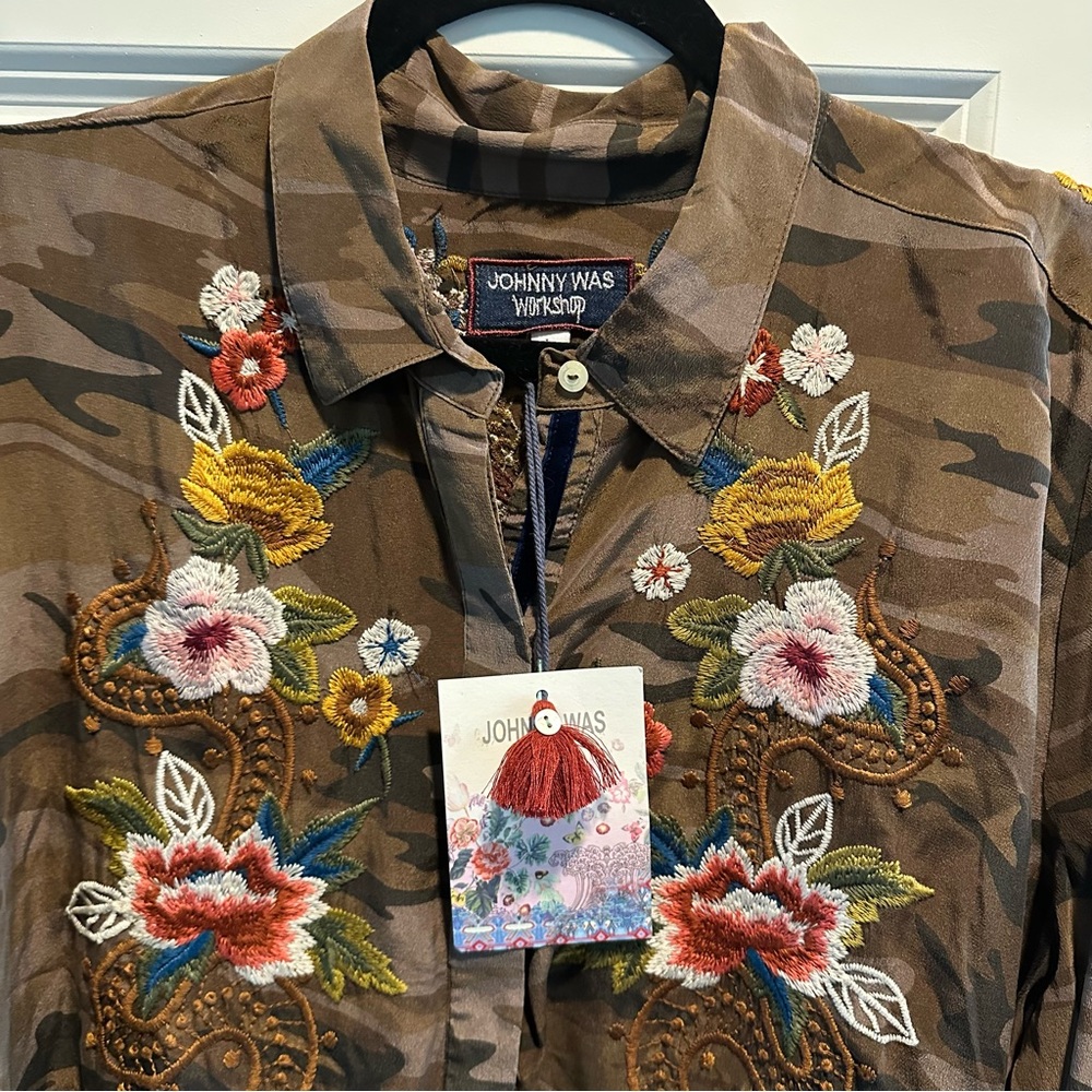 Johnny Was Silk Camouflage Shirt with Floral Embroidery NWT Large - Picture 2 of 3